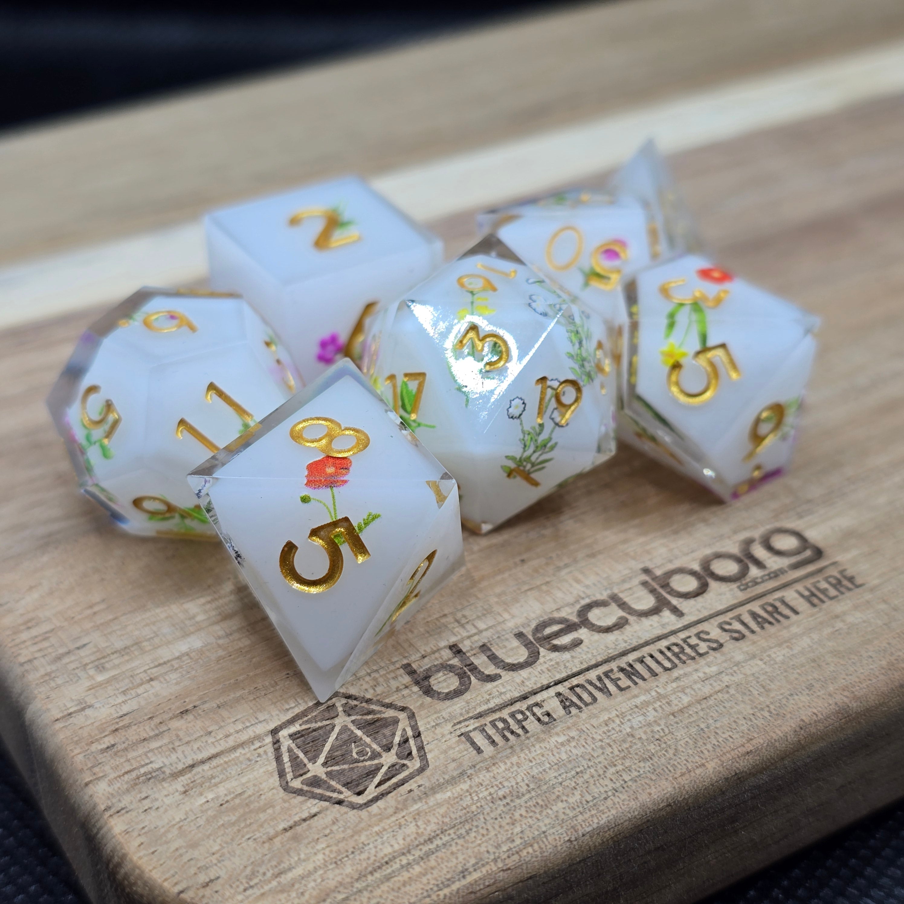 Delicate Flowers - Floral Themed - Shell Resin Dice Set