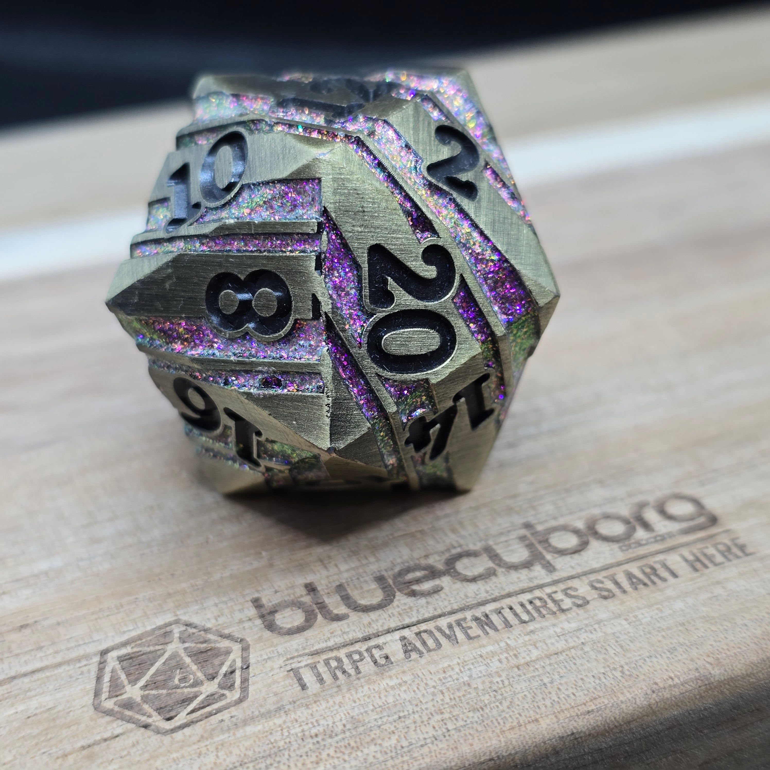 Metal 35mm D20 Chonk Strata - Gold / Purple