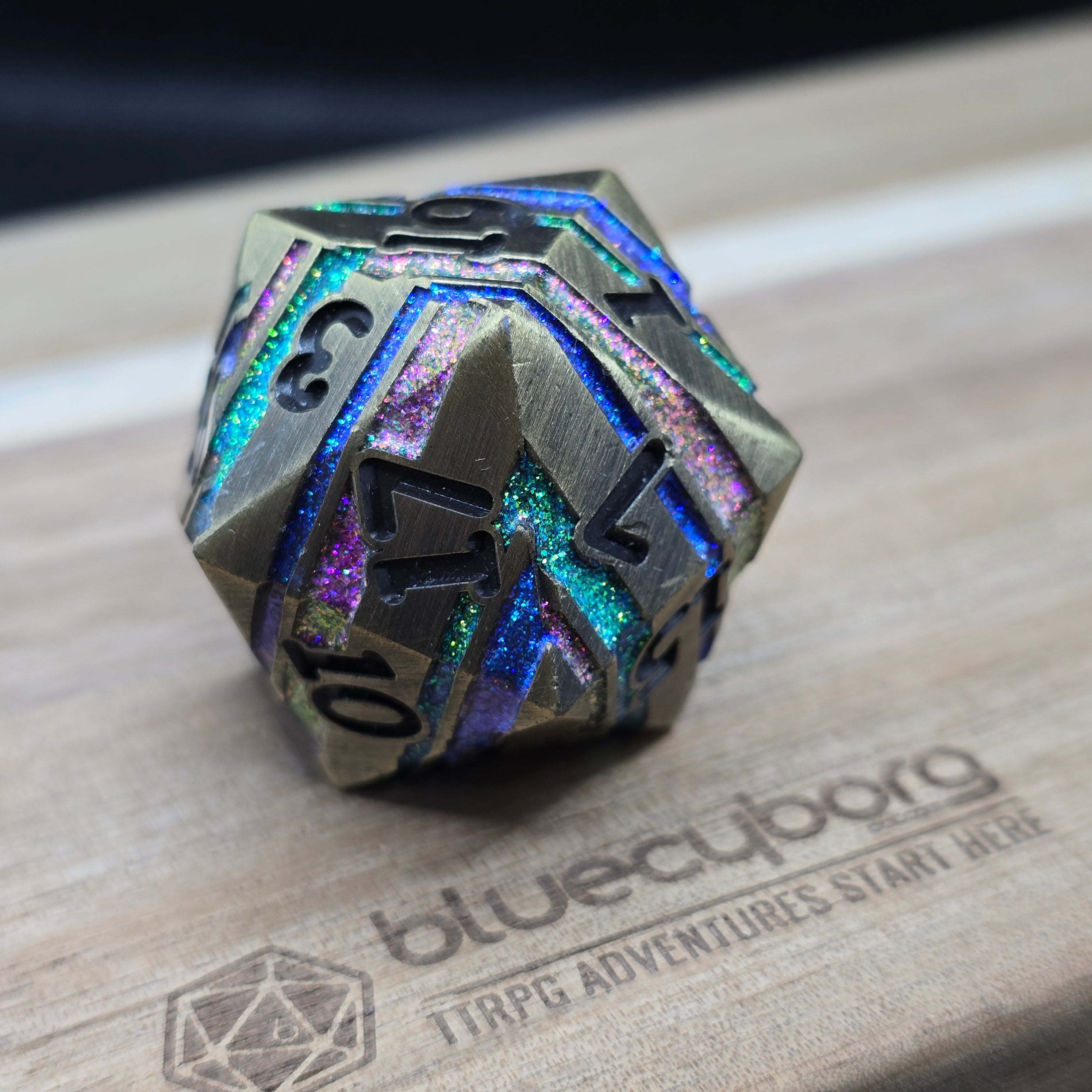 Metal 35mm D20 Chonk Strata - Gold / Rainbow
